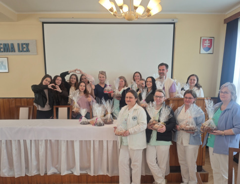VIDEO | Vôňa vďaky: študenti GLS v Bardejove potešili nemocnicu bábovkami
