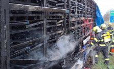 Hasiči z Prešova a Beharoviec zasahovali pri požiari návesu kamióna