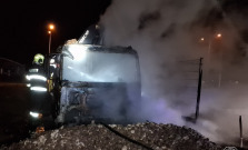 Hasiči z Prešova zasahovali pri požiari troch nákladných vozidiel