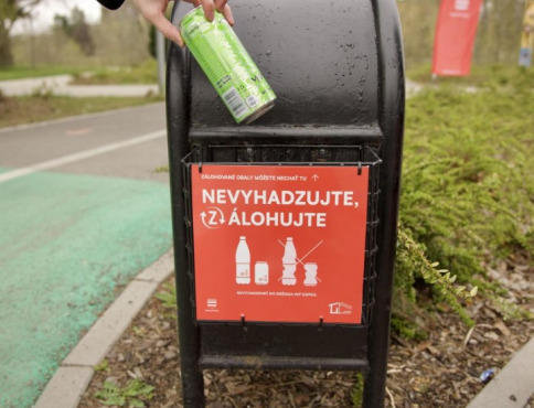 V Prešove pribudli špeciálne držiaky na zálohované obaly