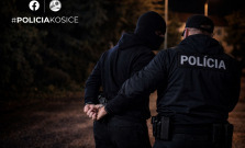 Nočný pohyb v kuklách v Plešivci vzbudil podozrenie. Polícia odhalila sériu krádeží