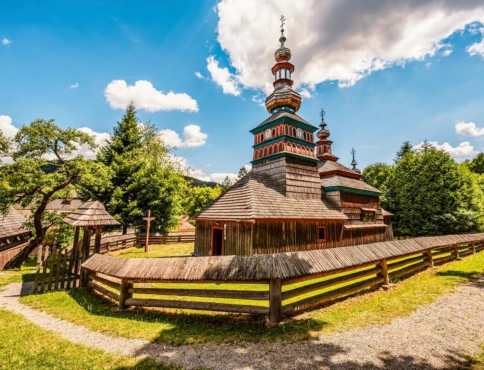 Severovýchod Slovenska ožíva: skanzeny a drevené chrámy otvárajú novú sezónu