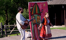 VIDEO | Skanzen v Humennom otvoril sezónu: deti, tradície a rozprávka Hlúpy Jano
