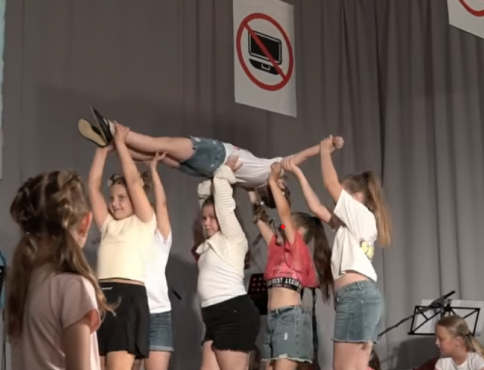 VIDEO | Divadelné predstavenie v Kračúnovciach ukázalo, ako nás sociálne siete spájajú aj oddeľujú