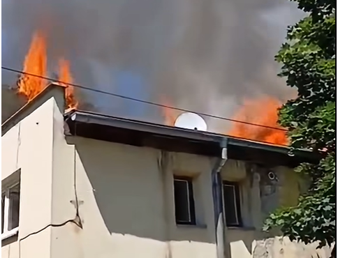 V širšom centre Prešova horí strecha opustenej budovy