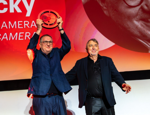 Zlatú kameru Art Filmu získal Peter Dubecký. Zachránili sme audiovizuálne dedičstvo Slovenska, hovorí