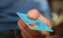 Seniorka prišla o 3-tisíc eur. Z jej účtu niekto vybral peniaze bankomatovou kartou