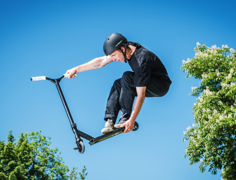 Korčule dámske, kolobežky a pennyboard – výbava na aktívne popoludnie v meste