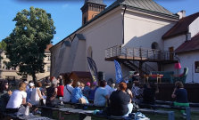 VIDEO | Múzejná obývačka je späť. Letné večery v Košiciach opäť patria histórii a kultúre