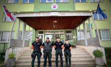 Policajti zachránili muža po páde z lešenia