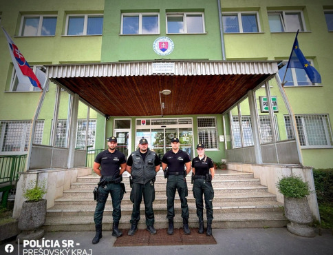 Policajti zachránili muža po páde z lešenia