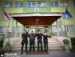 Policajti zachránili muža po páde z lešenia