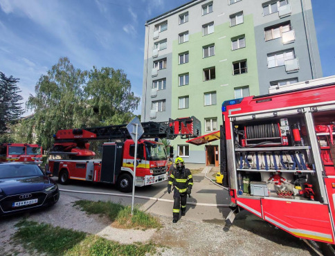 Hasiči zachránili z horiaceho bytu človeka v bezvedomí