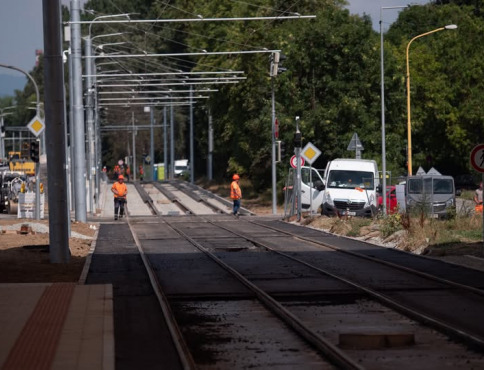 Práce na električkovej trati Nad jazerom finišujú, obmedzenie pri Važeckej už zrušili