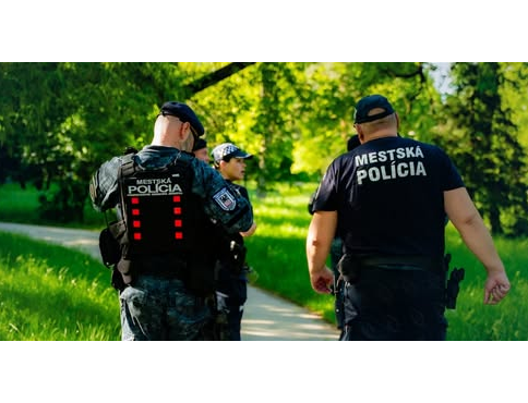 Mestskí policajti sa za teplárňou opýtali na hľadaného muža. Informácie od ľudí ich zaviedli do osady