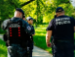Mestskí policajti sa za teplárňou opýtali na hľadaného muža. Informácie od ľudí ich zaviedli do osady