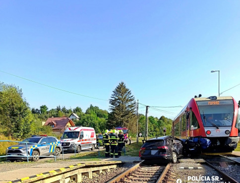 Auto nedalo prednosť vlaku. Nehoda zablokovala priecestie pri Spišskej Belej