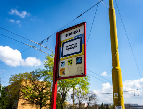 Hodonínska sa dnes začína modernizovať. Cestujúci využijú náhradnú zastávku