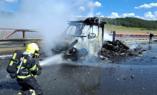 Plamene pohltili karavan na D1. Hasiči z vozidla vytiahli plynovú fľašu