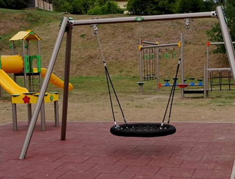 VIDEO | Udavské investuje do budúcnosti. Pribudli byty, ihriská aj moderná škola
