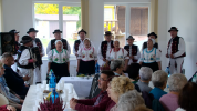 VIDEO | Seniori v Ostrovanoch chcú zostať aktívni. Pomáhajú aj pri údržbe parkov