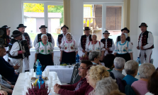 VIDEO | Seniori v Ostrovanoch chcú zostať aktívni. Pomáhajú aj pri údržbe parkov