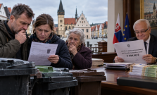 BLOG | Kým my platíme drahšie smeti, na radnici si potichu delia 10 tisícové odmeny