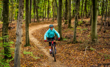 630 kilometrov trás dostáva nové značenie. Cyklistom pribúdajú aj nabíjačky a servisné stojany